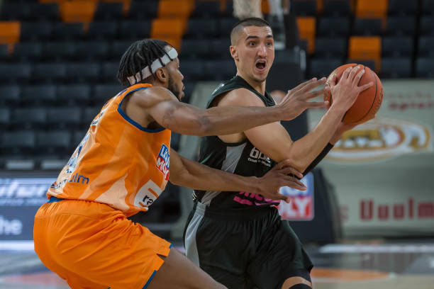 与萨内坐镇 与萨内坐镇